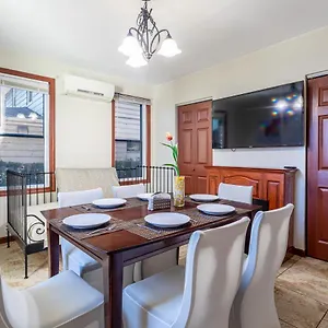 Holiday home 1 Bus Stop To Nyc-hot Tub-ewr Airport-free Parking, Hillside