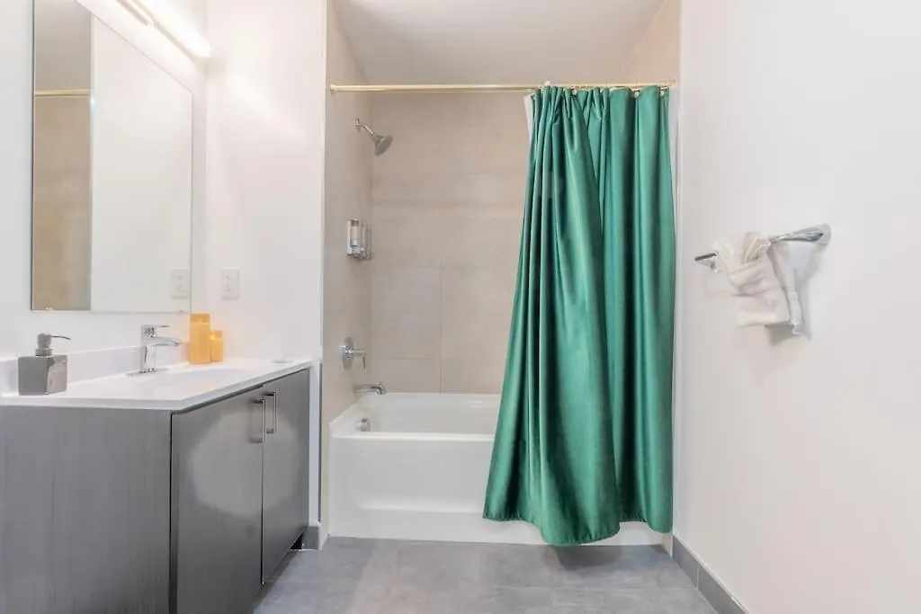 Spacious Airport Suite: Two-Bedroom Comfort with Laundry Orange 0*,