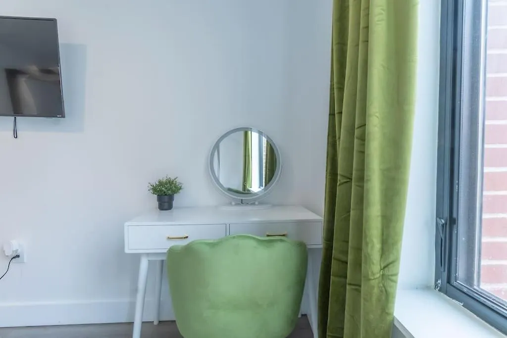 Spacious Airport Suite: Two-Bedroom Comfort with Laundry Orange