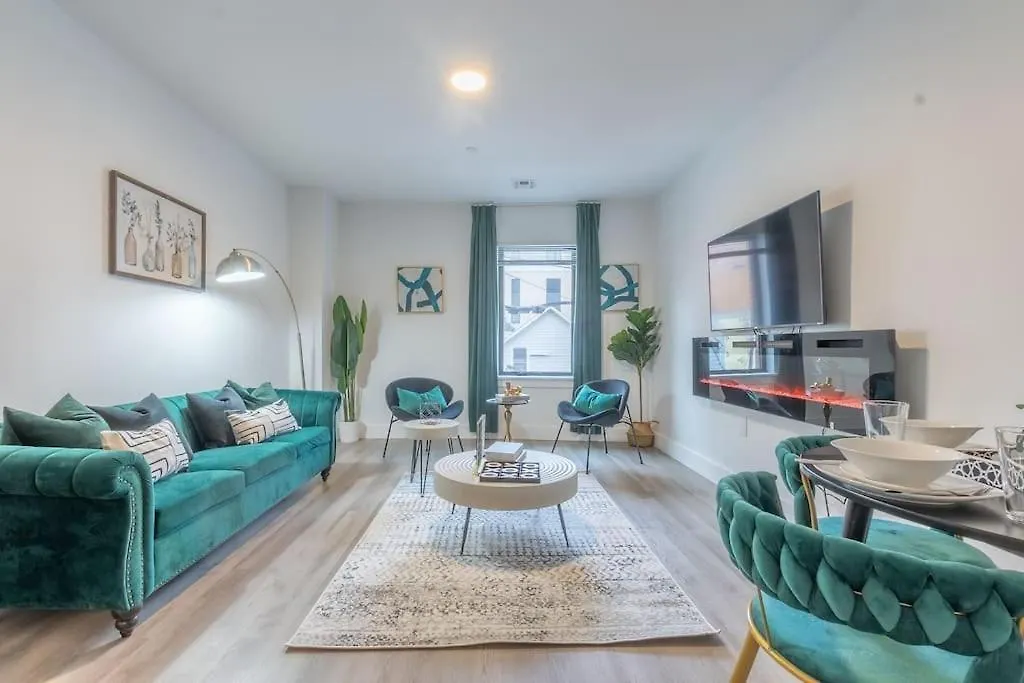 Apartment Spacious Airport Suite: Two-Bedroom Comfort with Laundry Orange