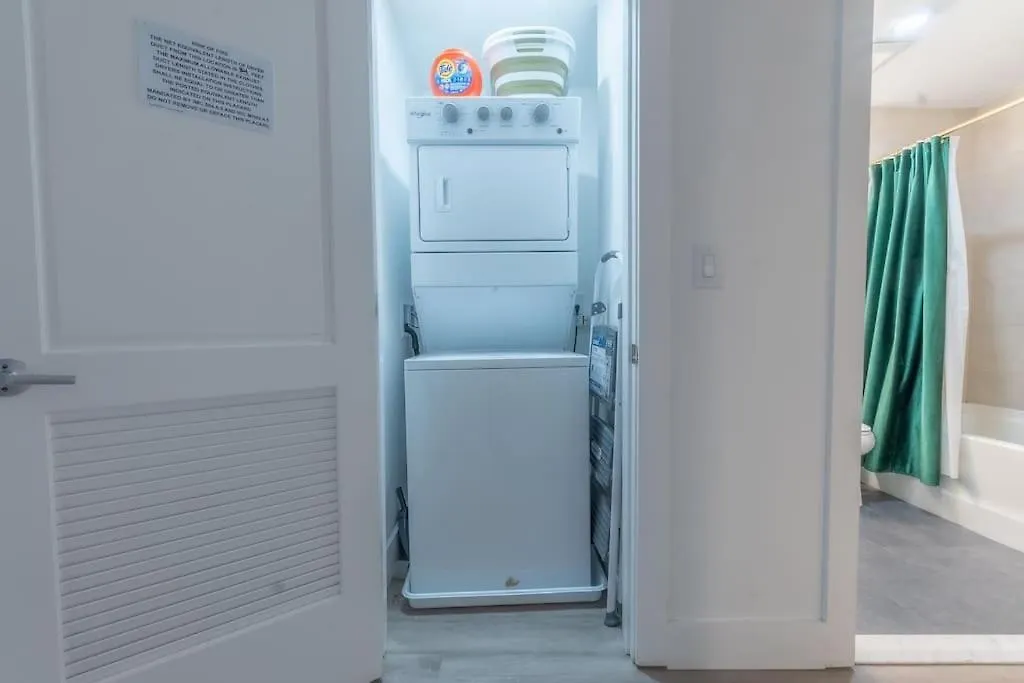 Spacious Airport Suite: Two-Bedroom Comfort with Laundry Orange 0*,