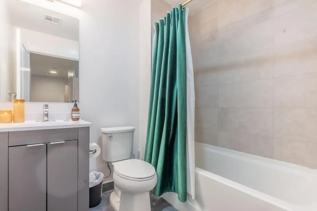 Apartment Spacious Airport Suite: Two-Bedroom Comfort with Laundry Orange
