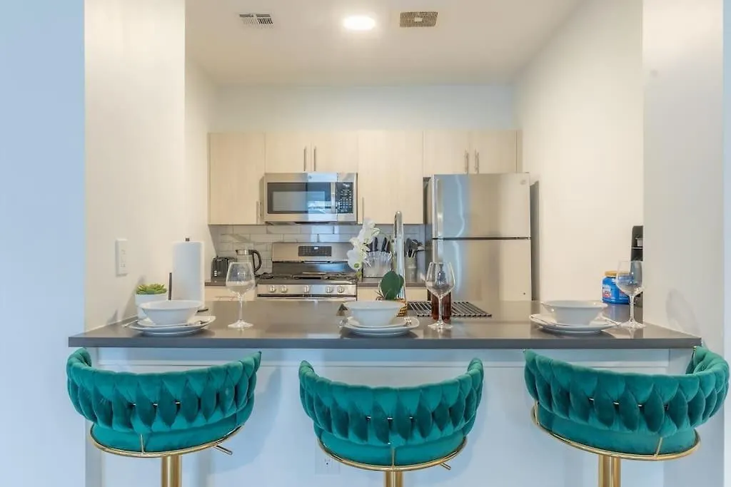 Apartment Spacious Airport Suite: Two-Bedroom Comfort with Laundry Orange United States