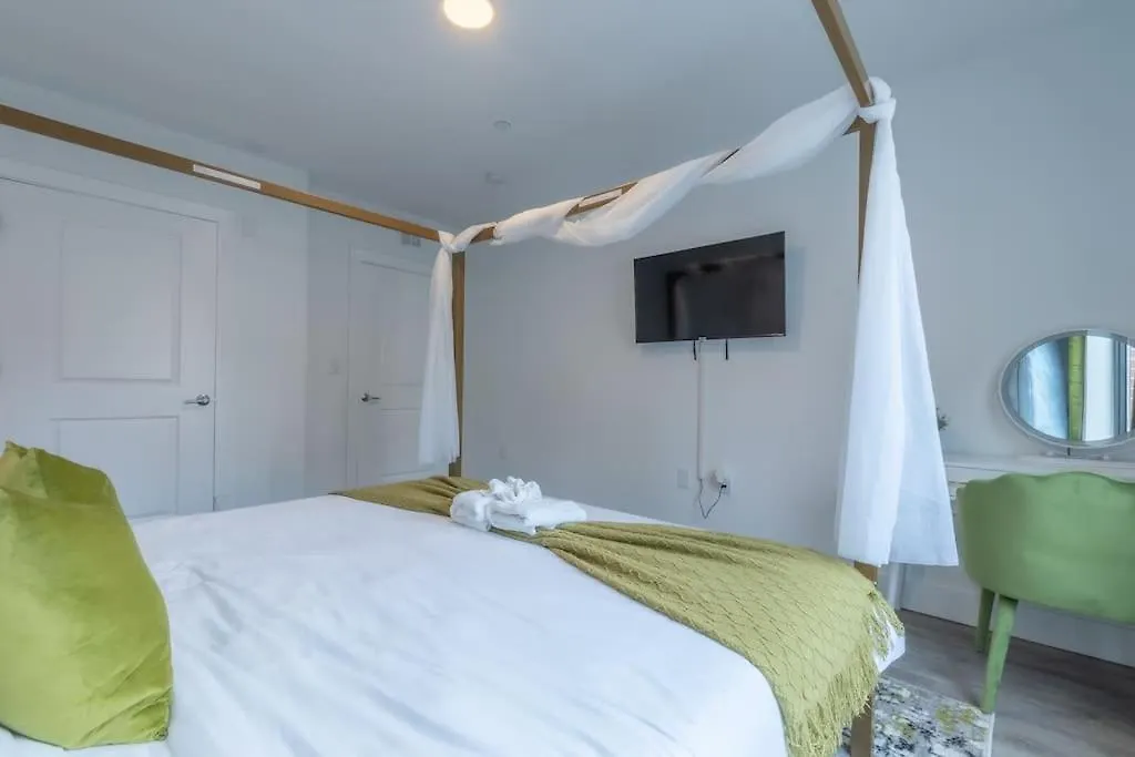Apartment Spacious Airport Suite: Two-Bedroom Comfort with Laundry Orange