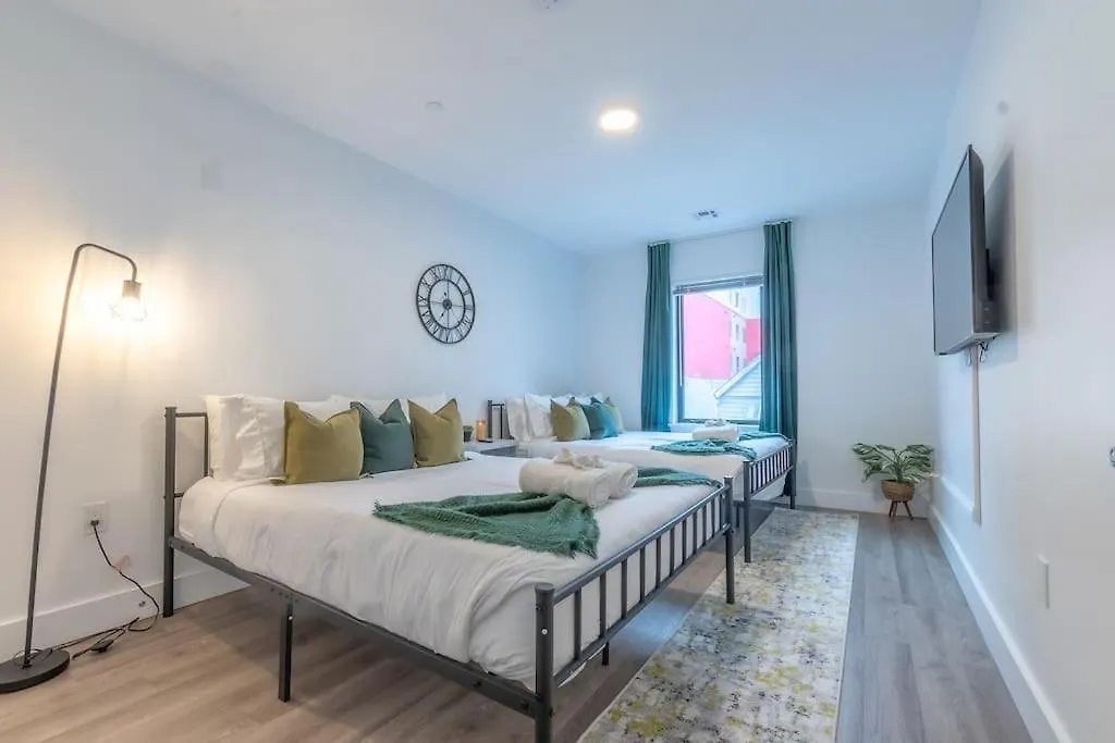 Spacious Airport Suite: Two-Bedroom Comfort with Laundry Orange 0*,
